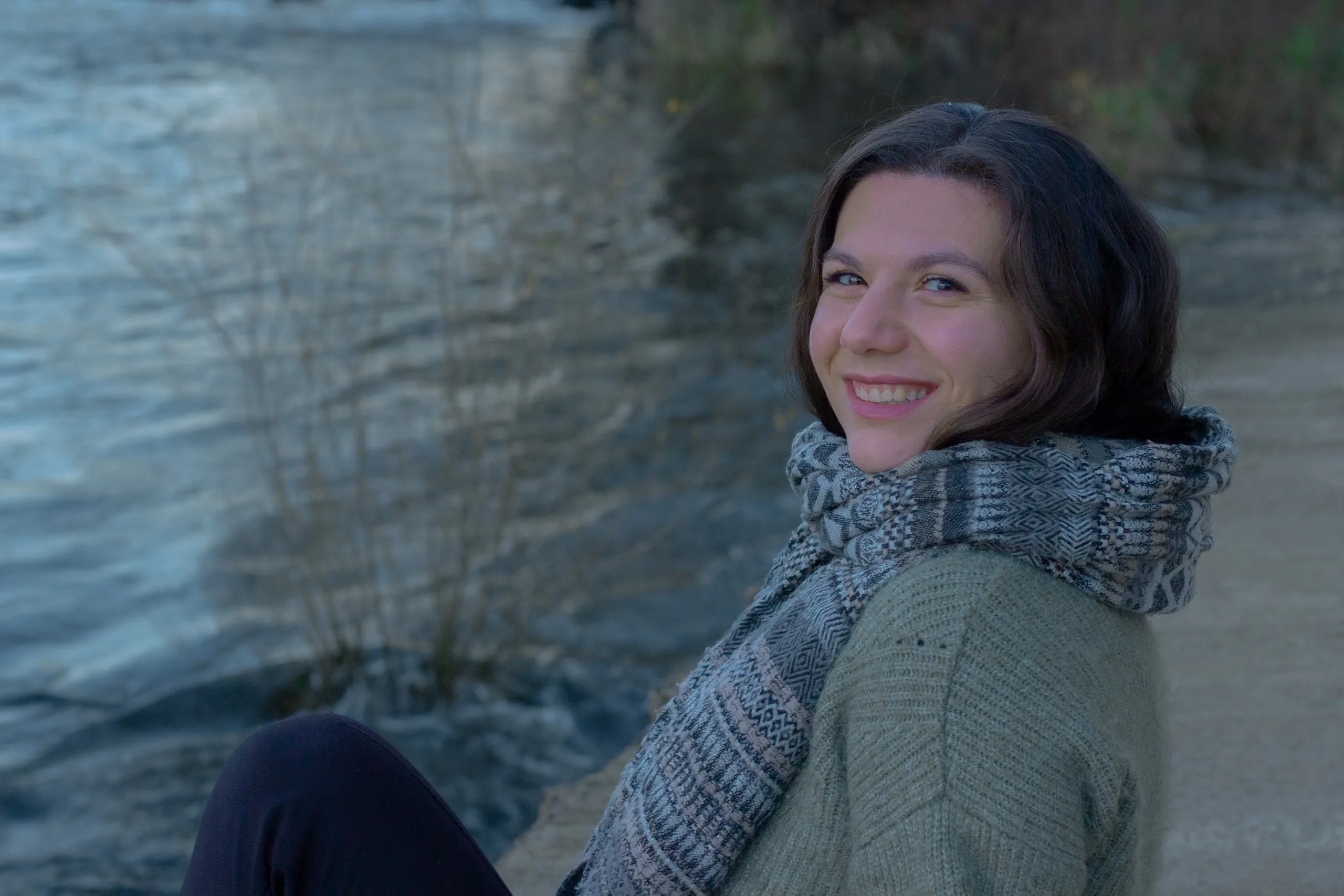 Photo Cassandra Lancou souriante au bord d'une rivière